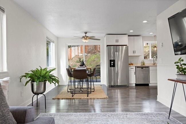 Building Photo - Stylish, Spacious & Steps from WWU and Fai...