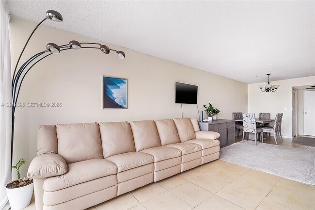 Building Photo - 800 Parkview Dr
