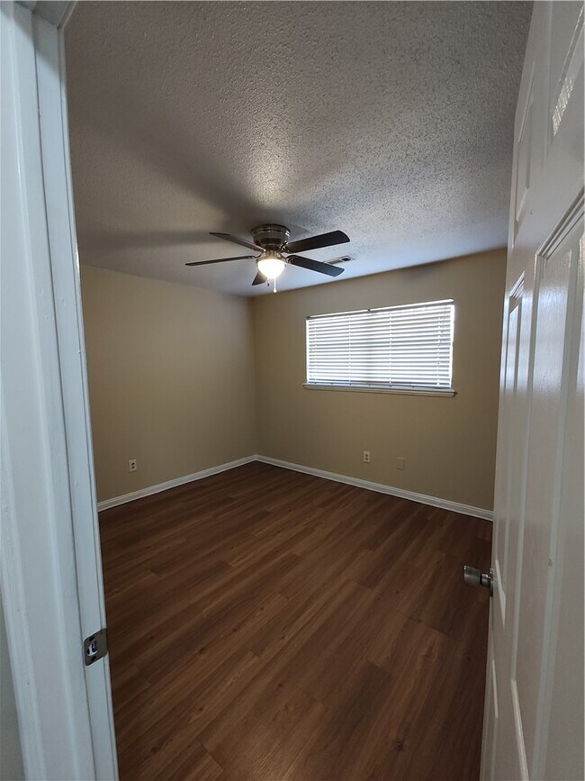 Building Photo - 218 Fox Run Pl