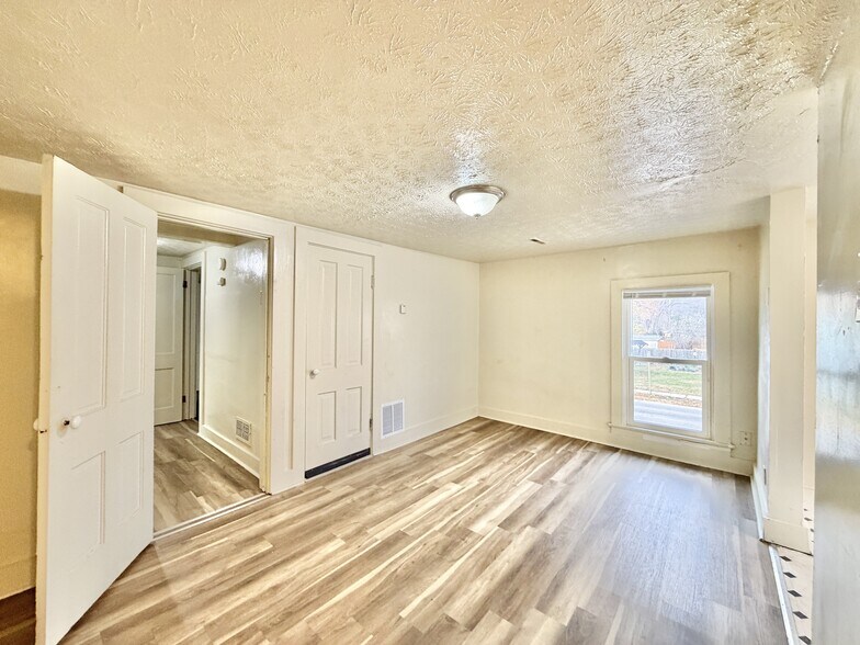 Building Photo - 809 Rockport Rd