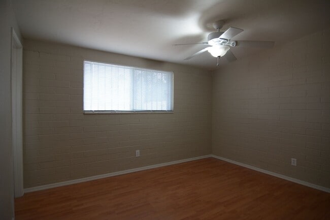 Building Photo - Charming 3 Bedroom 2 Bath Home! South Tucs...