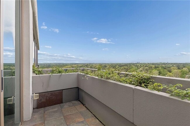 Building Photo - 700 Park Regency Pl NE