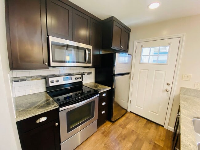 Building Photo - 1104 Roundtree Ct