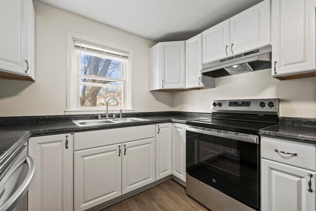 Building Photo - Dolly's