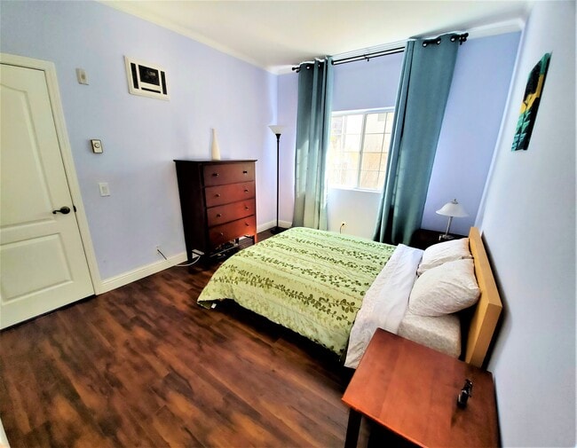 Guest bedroom - 919 W Lewis St