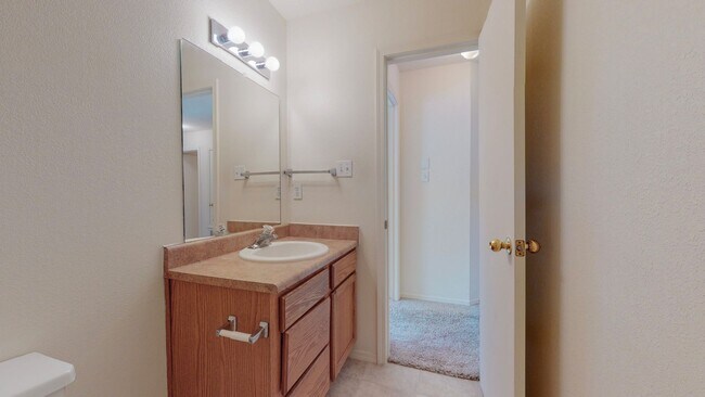 Building Photo - Lovely 3 bedroom home in convenient location.