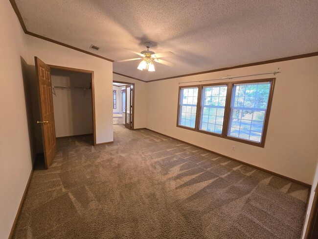 Building Photo - New Listing!!