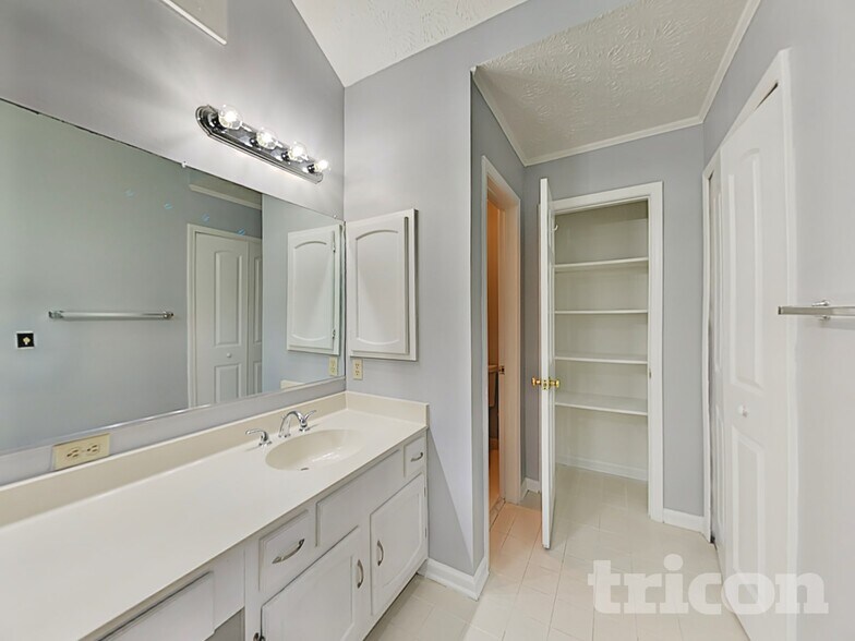 Building Photo - 215 Comstock Ct