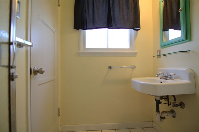 Building Photo - Charming Sun-Filled 3BR/2BA Home in Lake Balboa with Large Backyard & Fruit Trees