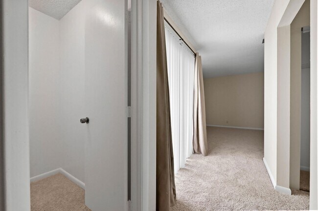 Building Photo - 1606 Shaker Cir