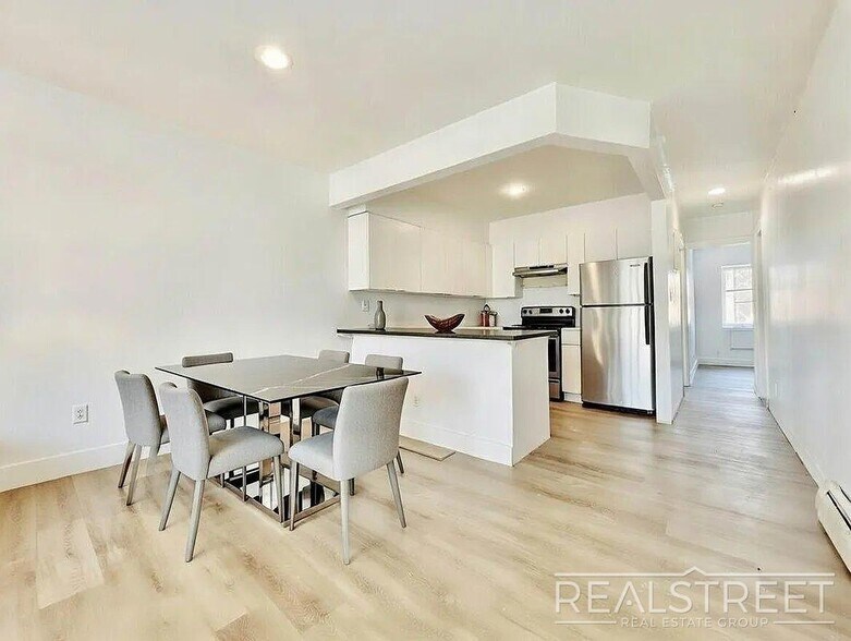 Building Photo - Decatur Street