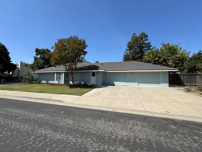 Building Photo - 657 W Escalon Ave