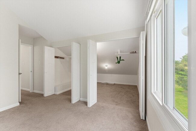 Building Photo - 15826 Farm Hill Dr