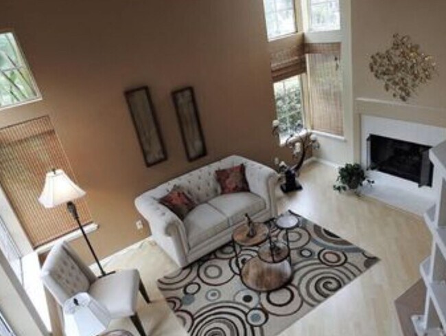 Building Photo - The perfect 3 Bed 3 bath Townhouse