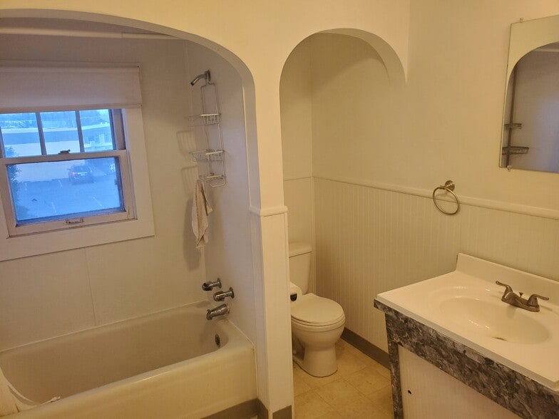 Building Photo - 115 N Oregon St