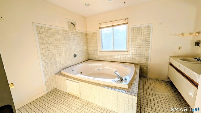 Building Photo - 69 Northwest Dr