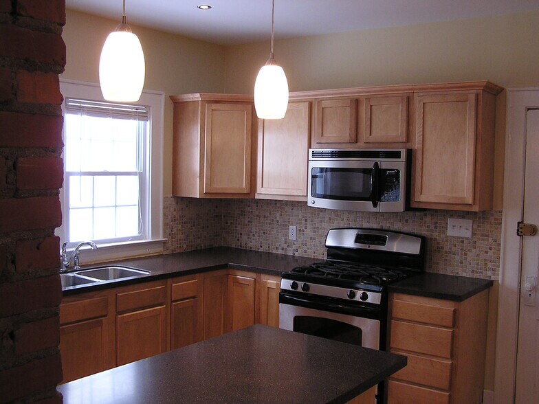 Building Photo - 425 Roosevelt Ave