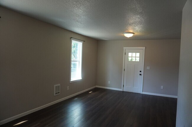 Building Photo - 205 N Hubbard Ave
