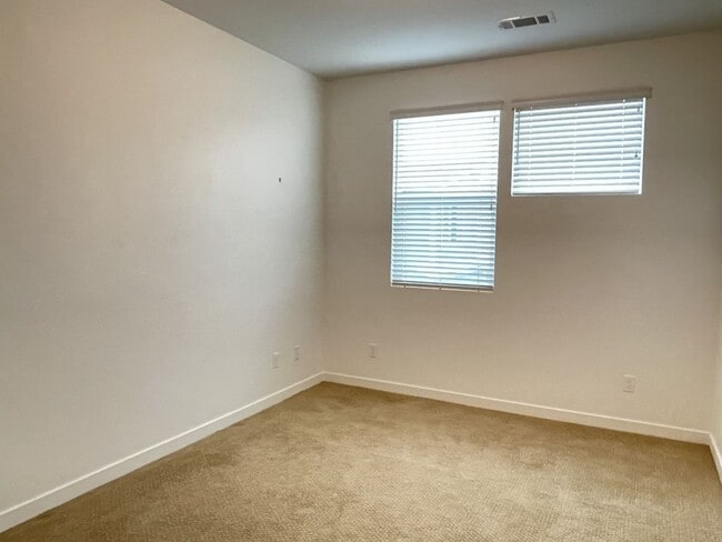 Building Photo - Beautiful 3 Bedroom house in Trillium, Arr...