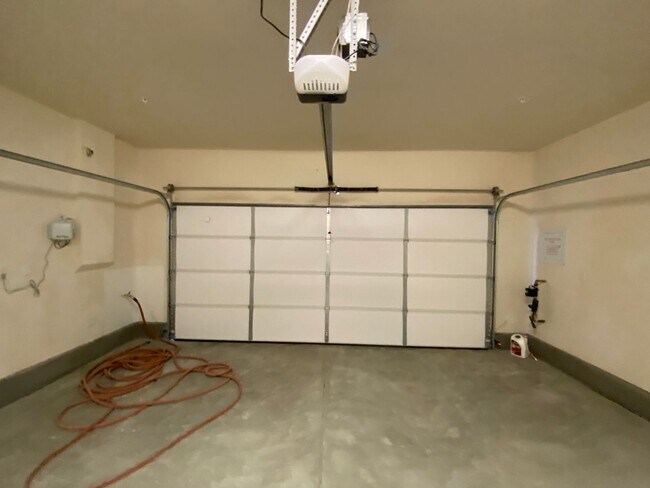 Building Photo - Beautiful Home with Solar