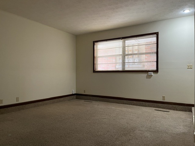 Building Photo - 541 N Belview Ave