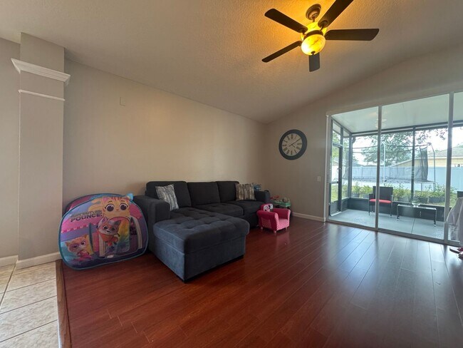 Building Photo - 4/2 in Gated Community near Tuskawilla Rd ~ Tile and Laminate Floors ~ Screened Patio ~  Communit...