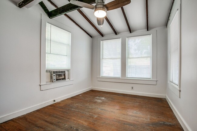 Building Photo - Cozy Rental with Loft near Woodlawn Lake!