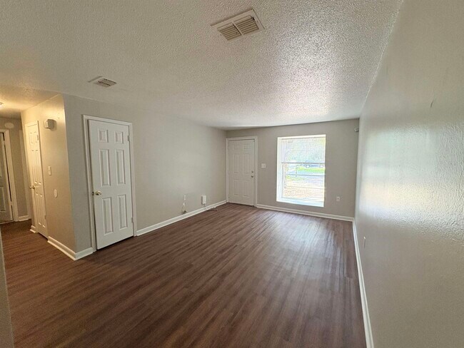 Building Photo - 2922 Oakwood Dr
