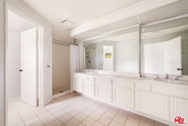 Building Photo - 1559 Palisades Dr