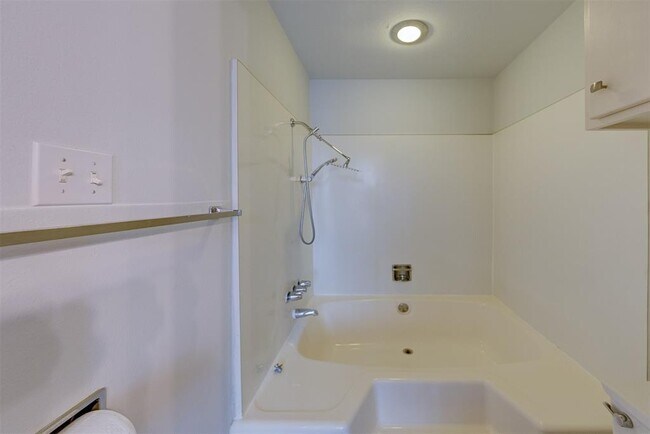 Building Photo - 2452 Country Club Dr