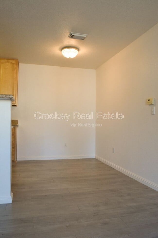 Building Photo - 2225 Lakeview Cir