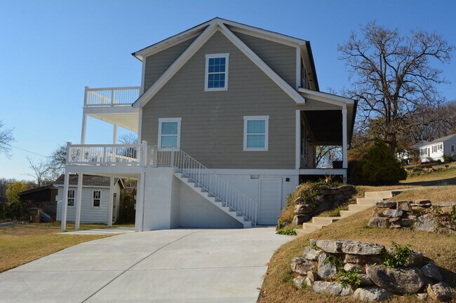 Building Photo - 3801 Lookout Dr