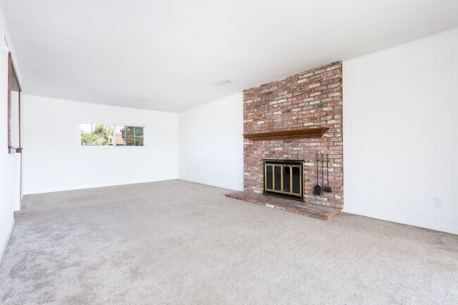 Building Photo - La Mesa Charmer with Mount Helix Views!