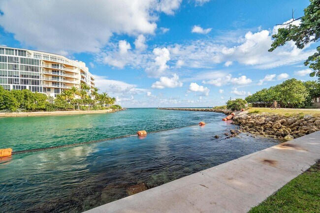 Building Photo - 950 Ponce De Leon Rd