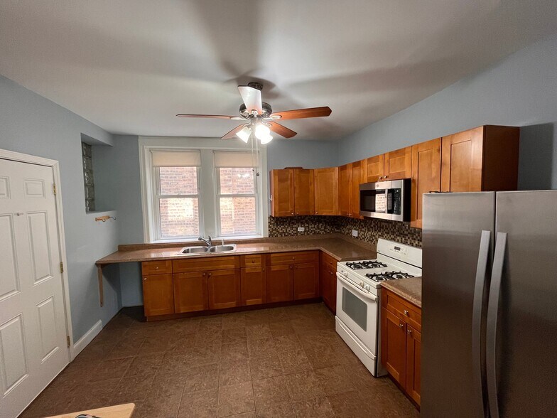 Building Photo - 5347-5353 W Belle Plaine Ave