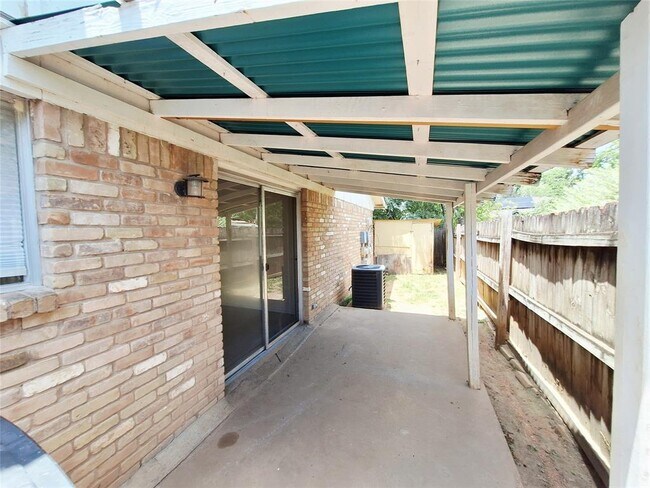 Building Photo - 1200 Inland Greens
