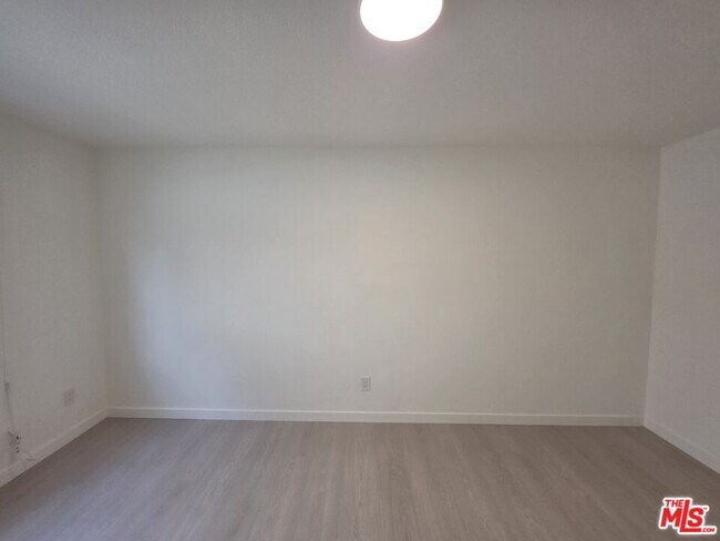 Building Photo - 912 N Ridgewood Pl