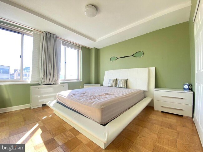 Building Photo - 922 24th St NW