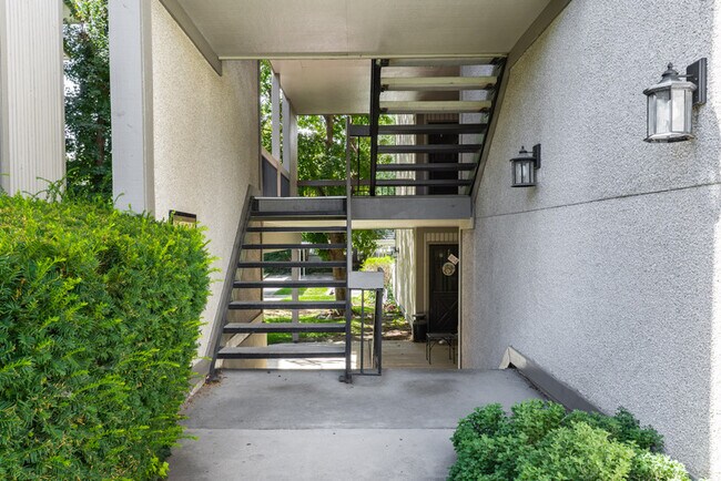 Building Photo - 5761 S Waterbury Cir