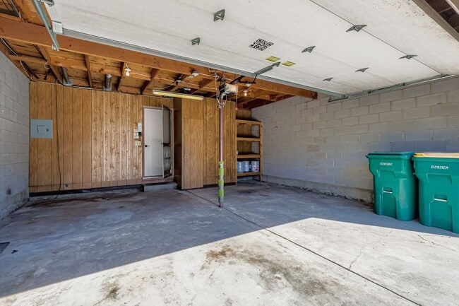 Building Photo - Fantastic Location Near Kendrick Lake Park!