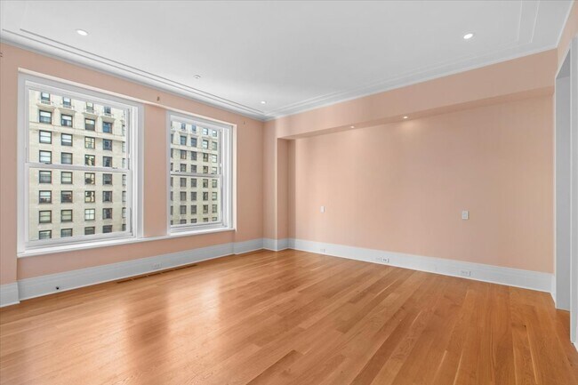 Building Photo - 159 E Walton Pl