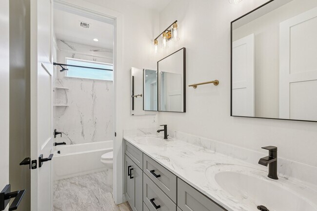 Building Photo - 910 E Roma Ave