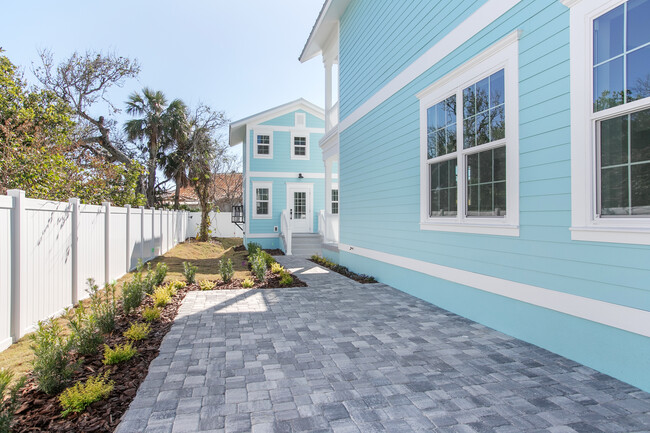 Building Photo - Studio Apartment in Daytona with Beach Vie...