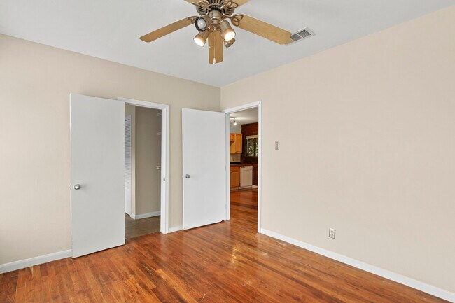 Building Photo - 405 N Praire