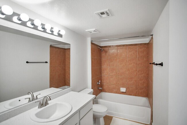 Building Photo - 3 Bedroom, 2 Full Bath Condo In Great Location