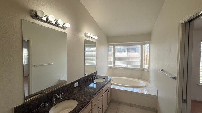 Building Photo - 3 Bedroom, 2.5 bath home in Desirable Fresno Neighborhood