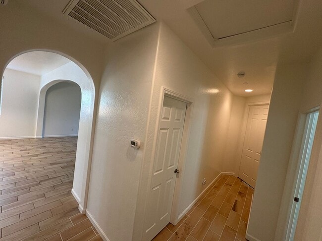 Building Photo - NW Visalia Home Near Shopping Center Available Now!