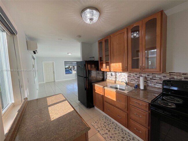 Building Photo - 405 SW 5th St