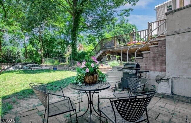 Building Photo - 142 Forest St