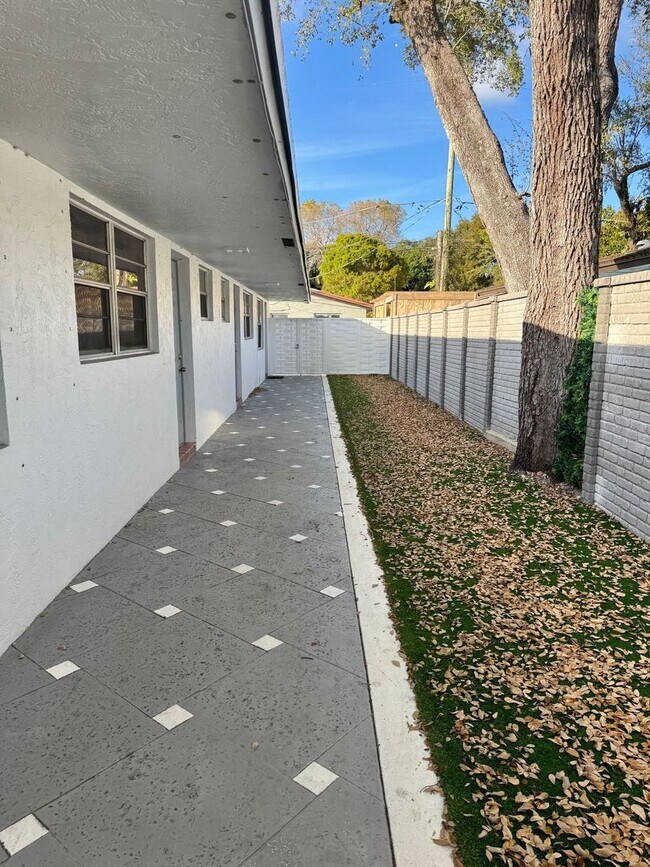 Building Photo - 100 SW 9th St